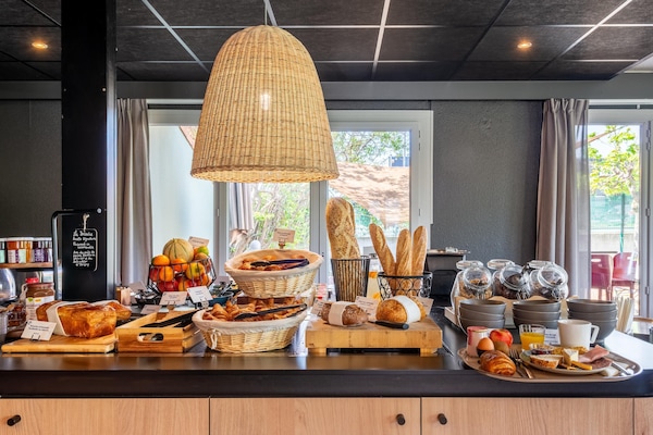 Daily buffet breakfast for a fee