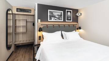 Superior-rum - 1 kingsize-säng | Sängtillbehör av högsta kvalitet, skrivbord och mörkläggningsgardiner