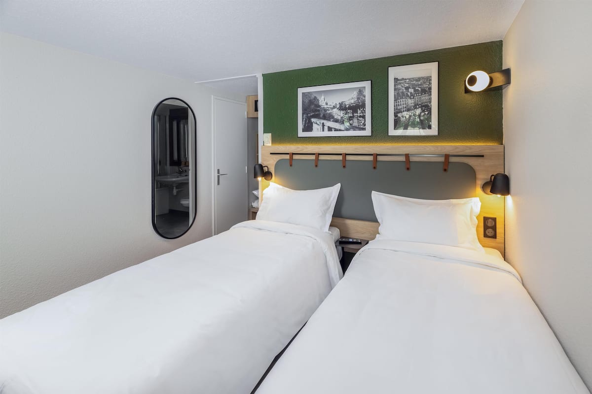 Standard Room, 2 Single Beds | Premium bedding, desk, blackout curtains