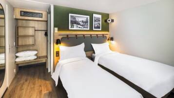 Hochwertige Bettwaren, Schreibtisch, VerdunkelungsvorhÀnge