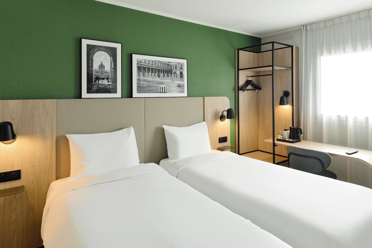 Quarto standard, 2 camas de solteiro | Roupas de cama premium, escrivaninha, cortinas blackout