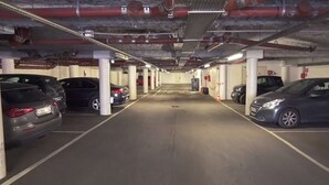A multi-level parking garage with several cars parked. - Campanile PRIME - Paris Gennevilliers Barbanniers (Gennevilliers)