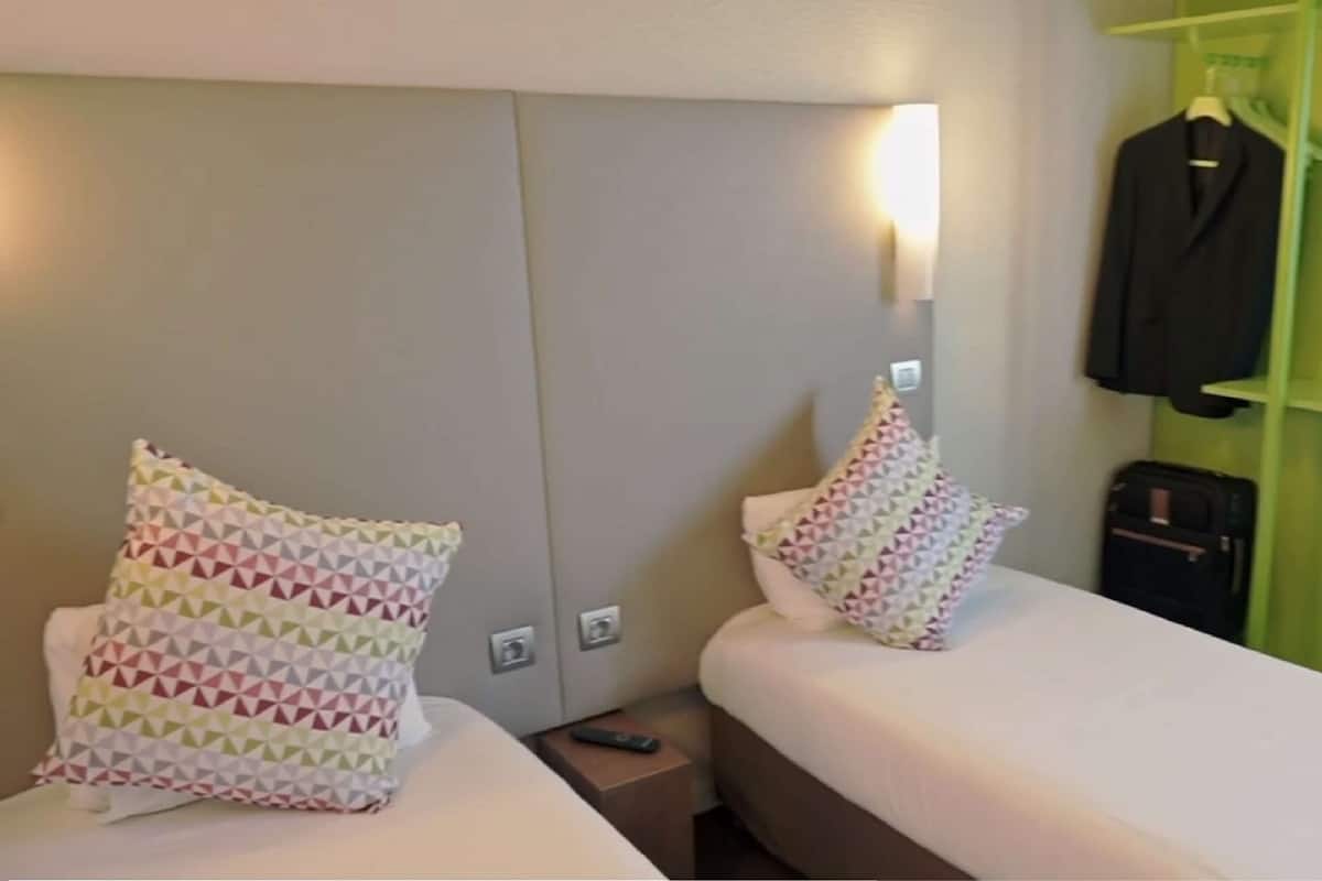 Standaard kamer, 2 eenpersoonsbedden | Luxe beddengoed, een bureau, verduisterende gordijnen