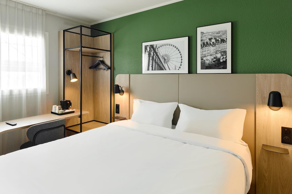 Literie de qualité supérieure, bureau, rideaux occultants