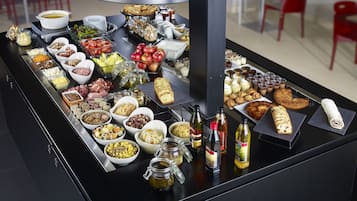 Een buffet met diverse gerechten en toevoegingen.