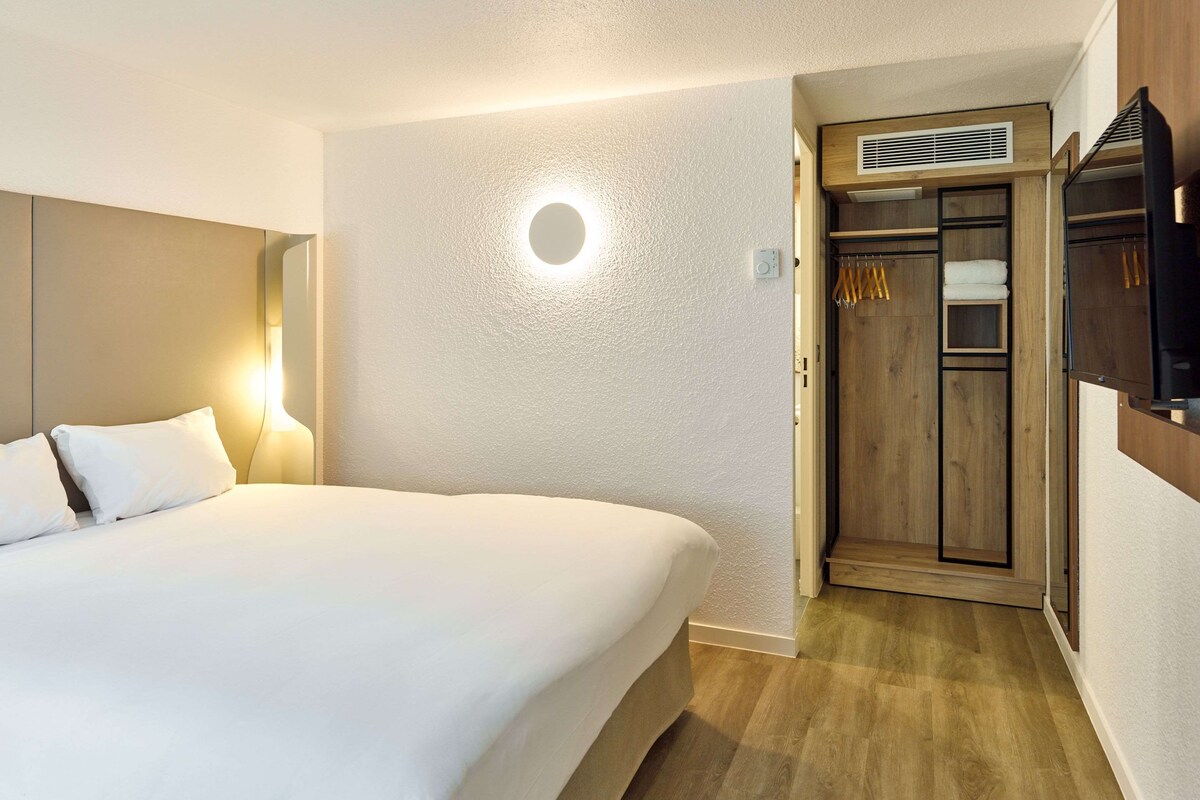 Ropa de cama de alta calidad, escritorio, cortinas opacas