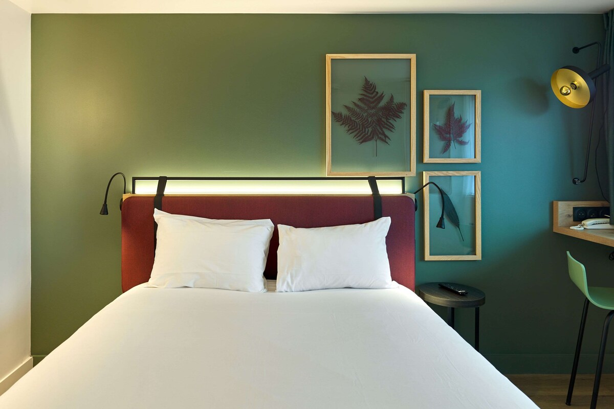 Superior Room, 1 Queen Bed | Premium bedding, desk, blackout drapes, iron/ironing board (on request)