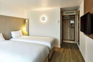 高級寢具、書桌、遮光窗簾/窗簾、熨斗/熨衫板