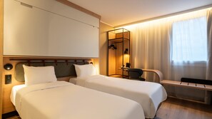 Quarto standard, 1 cama Queen | Roupas de cama premium, escrivaninha, espaço de trabalho para notebook