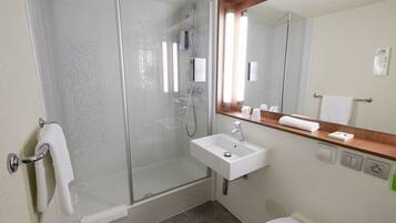 milieuvriendelijk toiletgerief, een haardroger, handdoeken