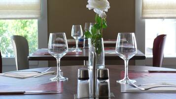 Serveert ontbijt, diner, Franse gerechten, uitzicht op de tuin