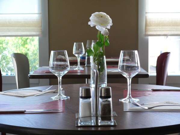 Breakfast, dinner served; French cuisine, garden views 