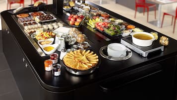 Se sirven almuerzos, cenas y cocina francesa