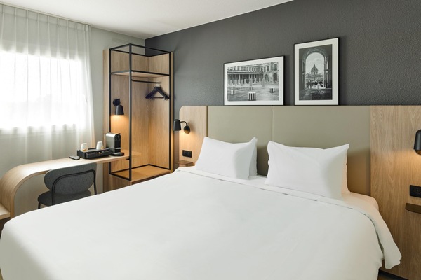 Superior Room, 1 King Bed | Premium bedding, desk, blackout drapes, soundproofing