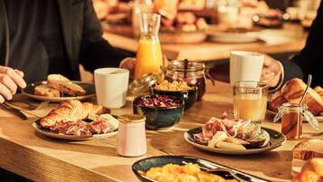 每日供应自助式早餐(每人 EUR 13.9)