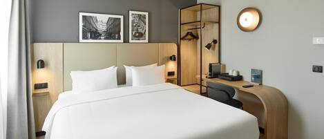 Superior Room, 1 King Bed | Premium bedding, desk, blackout drapes, soundproofing