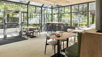Déjeuner, dîner et souper servis sur place
