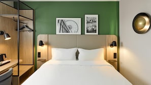 Standaard kamer, meerdere bedden | Luxe beddengoed, een bureau, verduisterende gordijnen