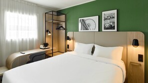 Standard Room, 1 Queen Bed | Premium bedding, desk, blackout drapes, soundproofing