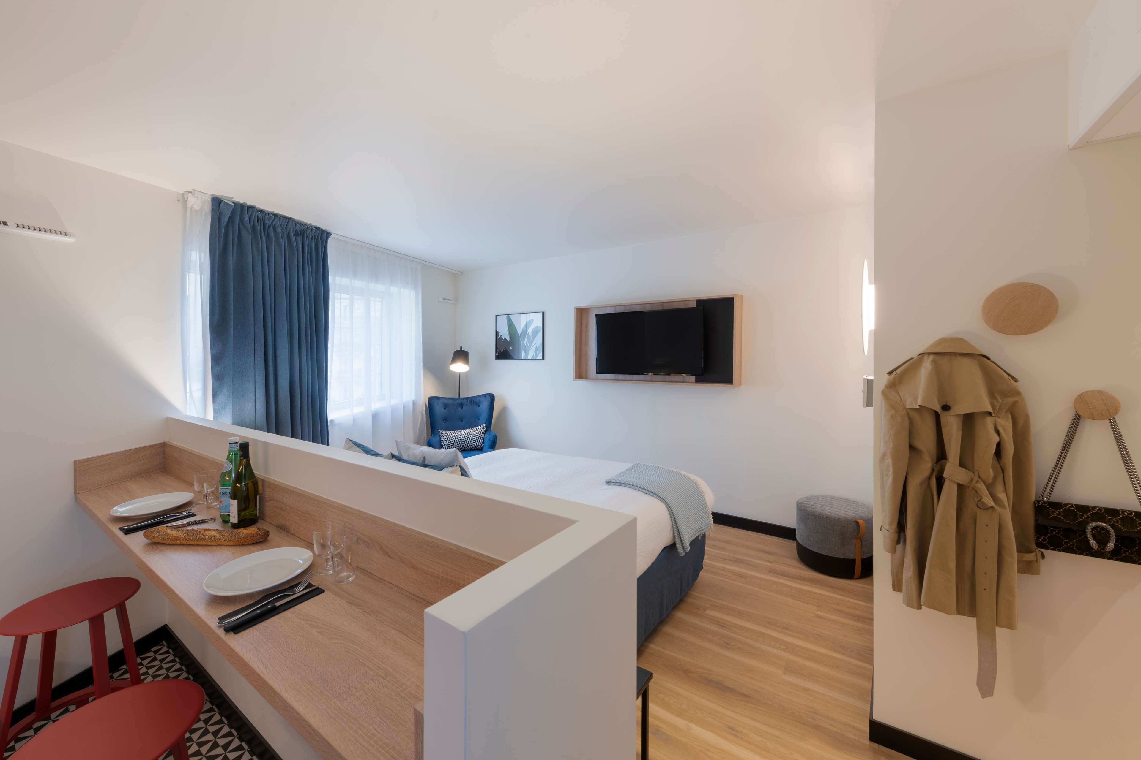 studio, 1 queen bed, bathtub (kitchenette) | premium bedding, individually decorated, individually furnished, desk