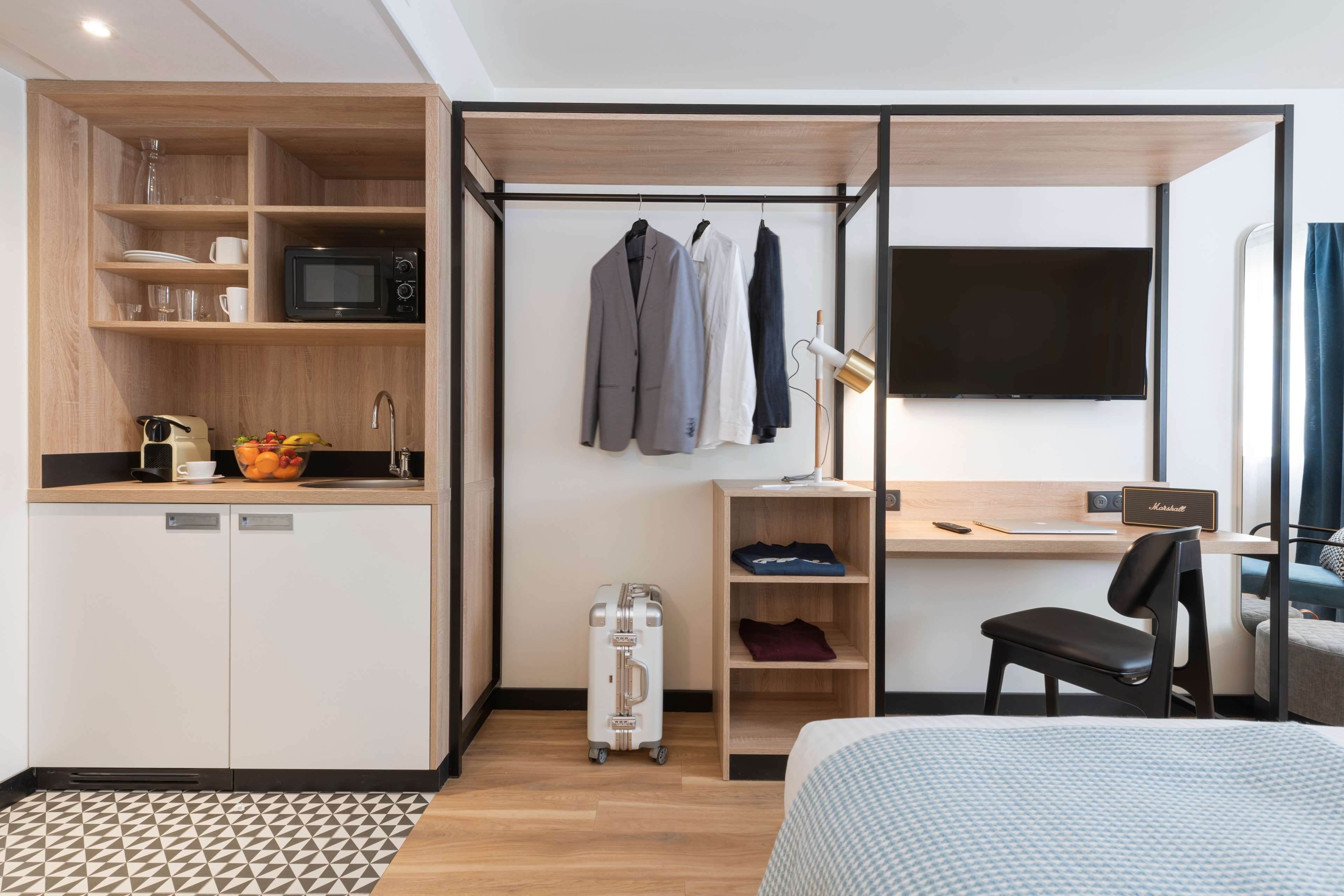 standard room, 2 single beds, bathtub (kitchenette) | premium bedding, individually decorated, individually furnished, desk