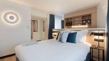 Studio, 1 Queen Bed, Bathtub (Kitchenette) | Premium bedding, individually decorated, individually furnished, desk