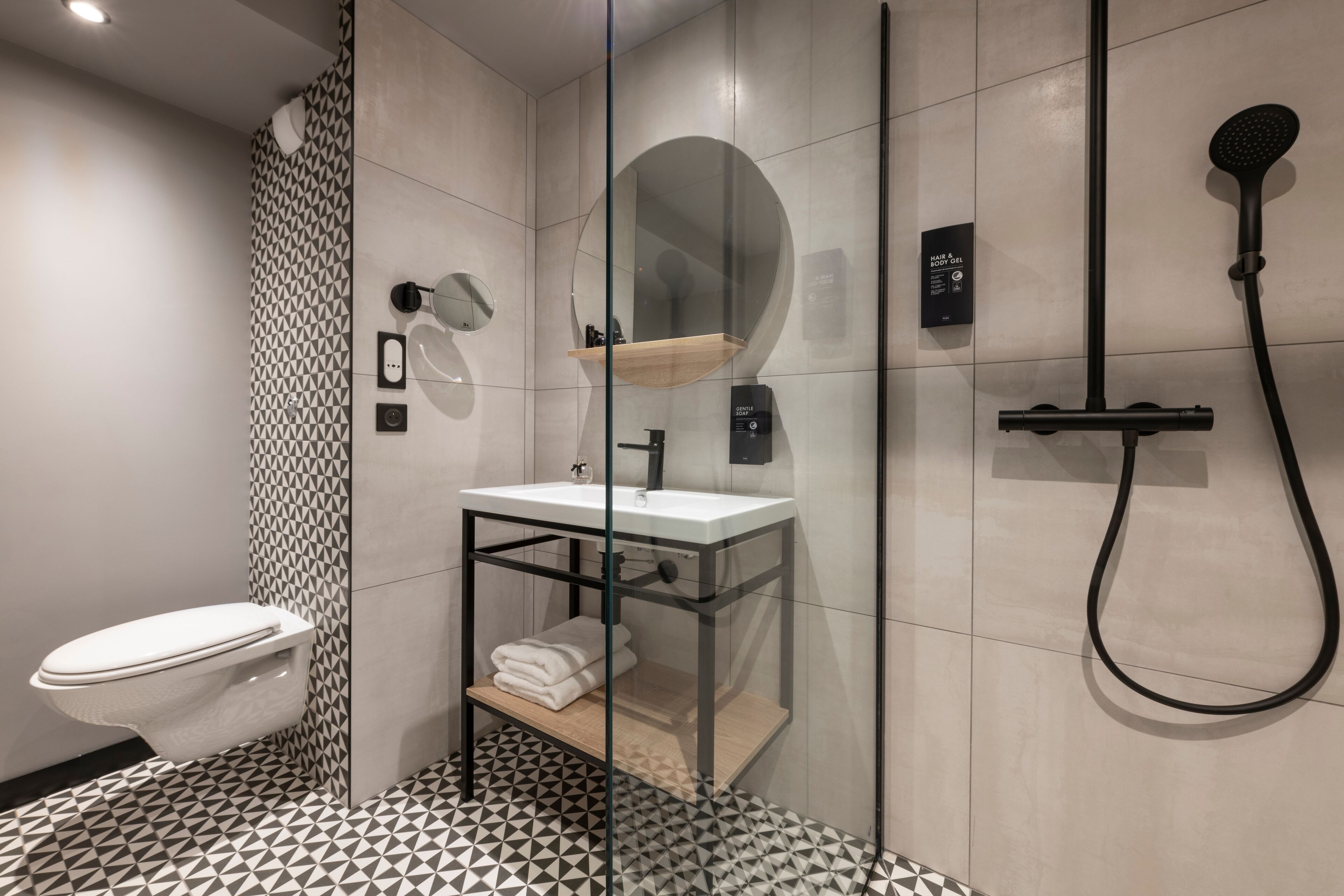 studio, 2 single beds, bathtub (kitchenette) | bathroom | eco-friendly toiletries, hair dryer, towels