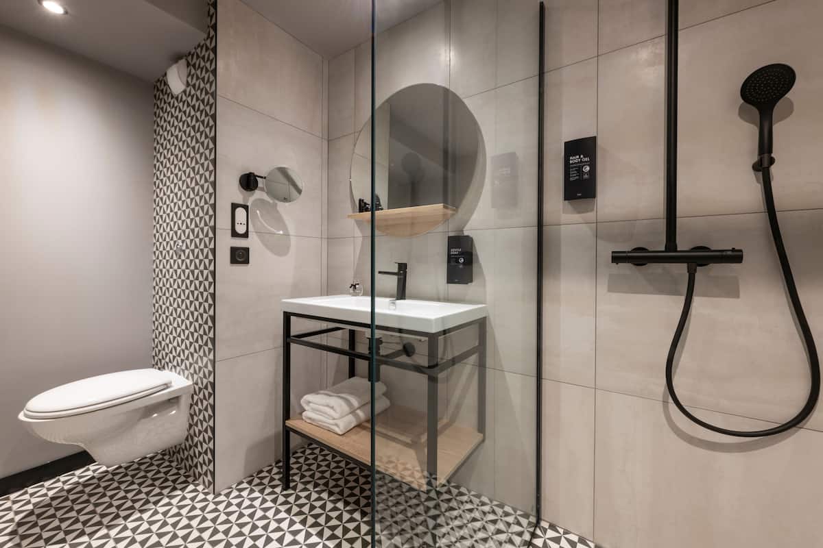 studio, 2 single beds, bathtub (kitchenette) | bathroom | eco-friendly toiletries, hair dryer, towels