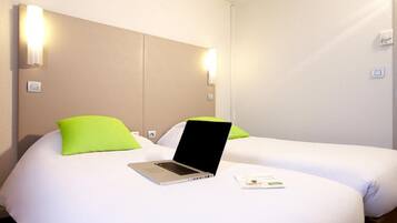 Ropa de cama de alta calidad, escritorio y cortinas blackout