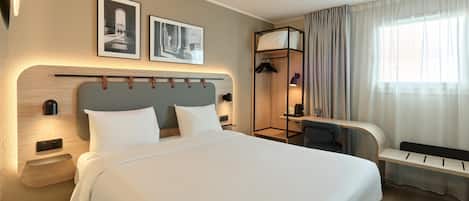 Habitación estándar, 1 cama Queen size | Ropa de cama de alta calidad, escritorio y cortinas blackout
