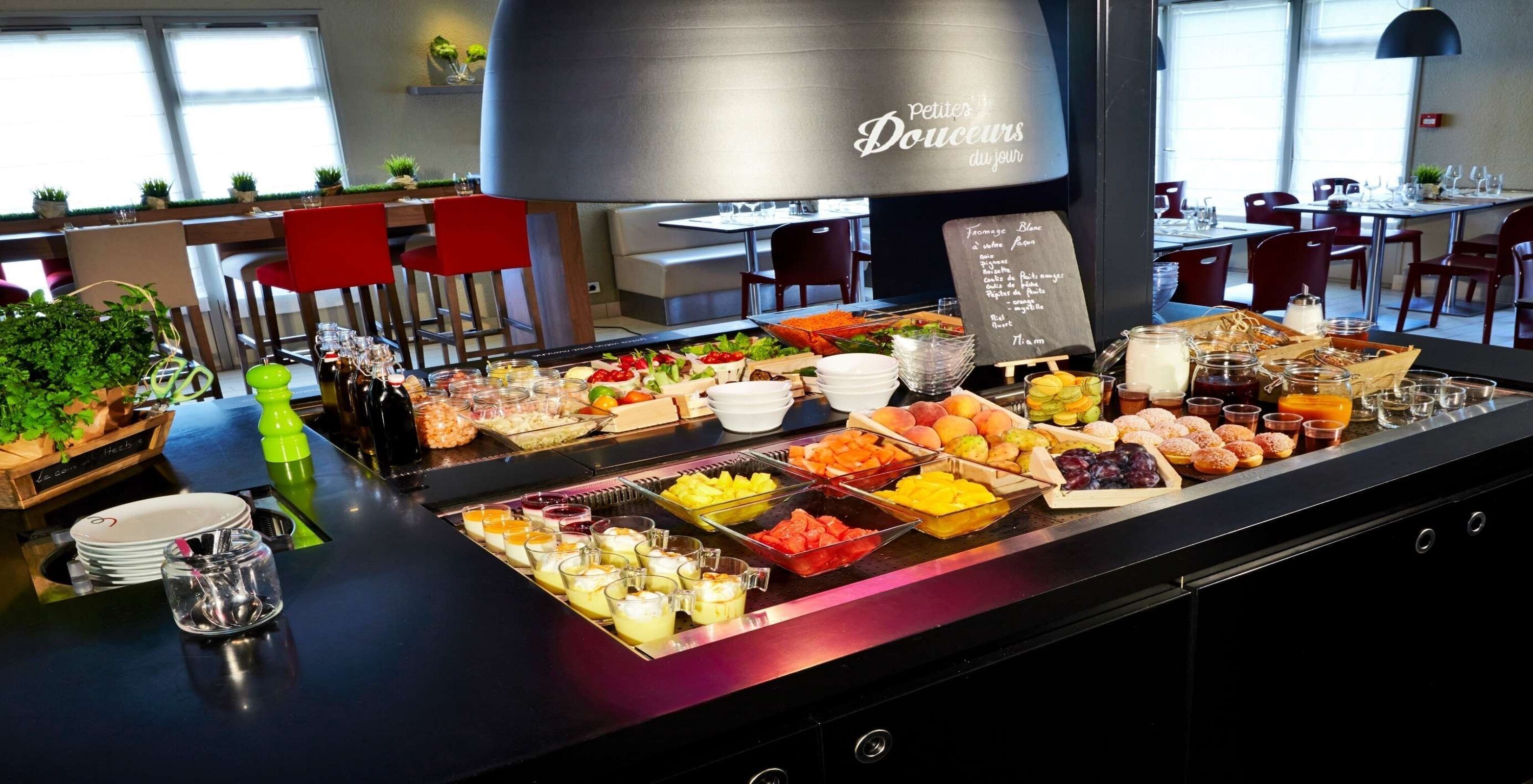 朝食、ランチ、ディナーに営業 (フランス料理)