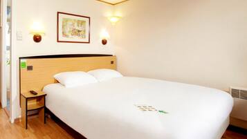 Ropa de cama de alta calidad, escritorio y cortinas blackout