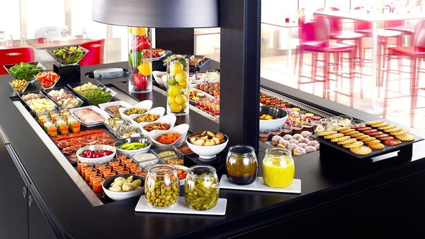 Petit déjeuner et dîner servis sur place