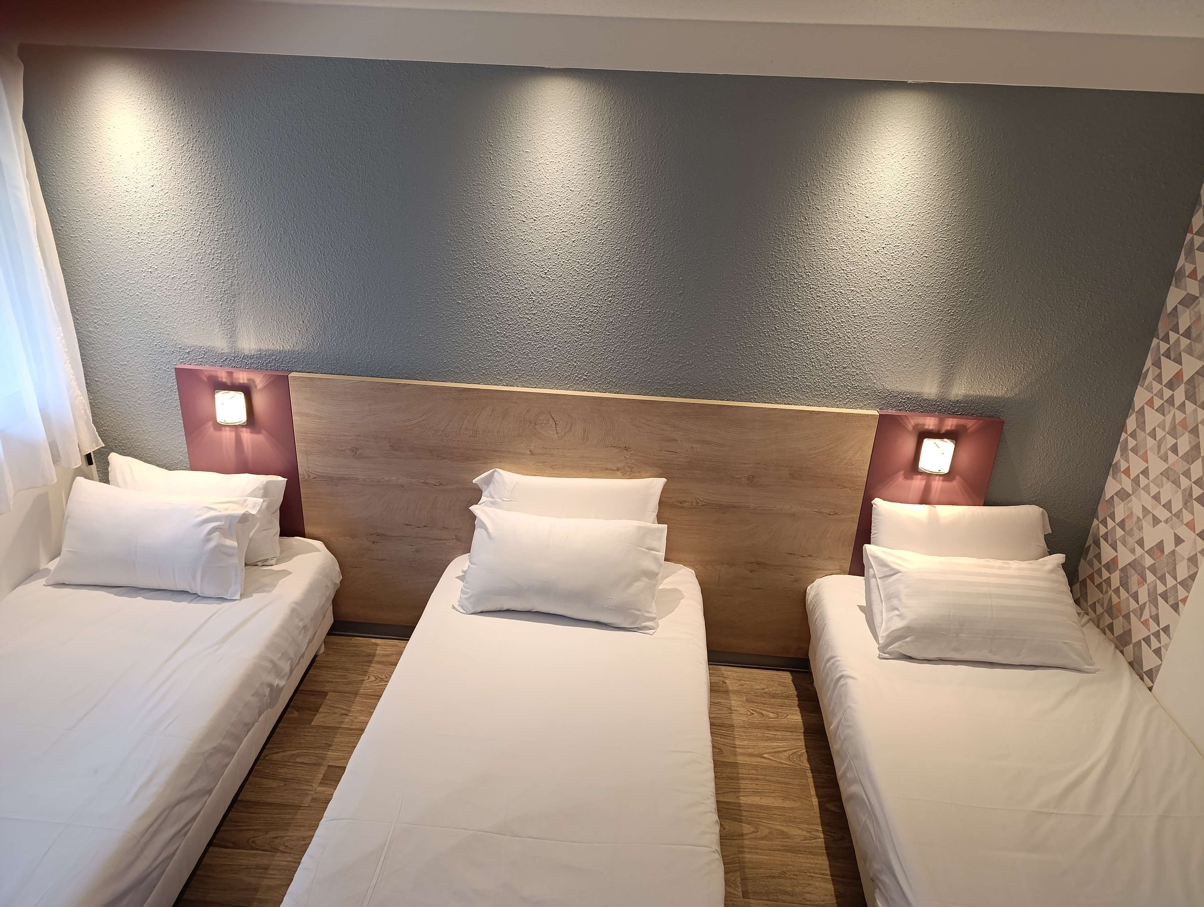 Habitación, 3 camas individuales | Escritorio, espacio para trabajar con un portátil, cortinas opacas