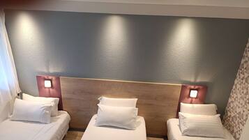 Chambre, 3 lits une place | Bureau, espace de travail pour ordinateur portable, rideaux occultants