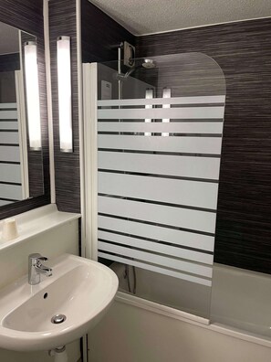 Combined shower/bathtub, eco-friendly toiletries, towels - Kyriad Meaux Sud – Nanteuil Les Meaux (Nanteuil-les-Meaux)