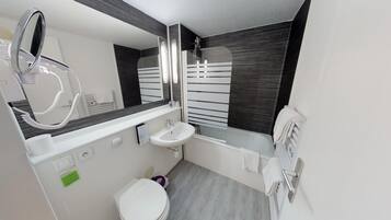 Bañera con ducha, artículos de tocador ecológicos, toallas