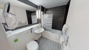 Tina con regadera, amenidades de baño ecológicas, toallas 