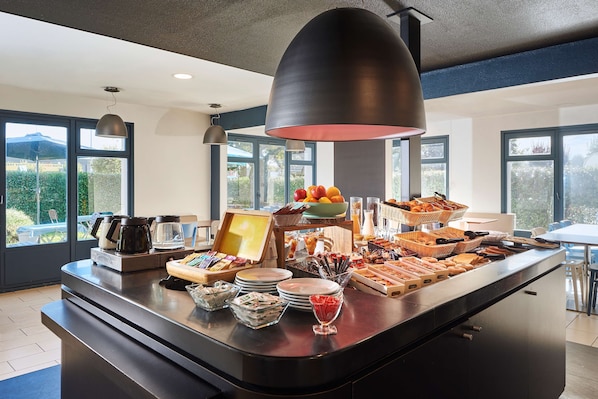 供应早餐、午餐和晚餐,法国菜