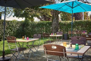 Breakfast, lunch, dinner served; French cuisine  - Kyriad Brie Comte Robert (Brie-Comte-Robert)