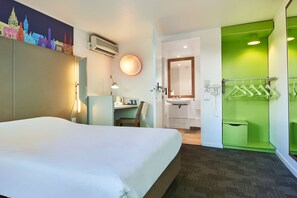 办公桌、遮光窗帘、熨斗/熨板、免费 WiFi