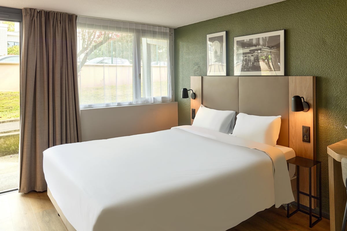Habitación estándar, 1 cama Queen size | Ropa de cama de alta calidad, escritorio y cortinas blackout