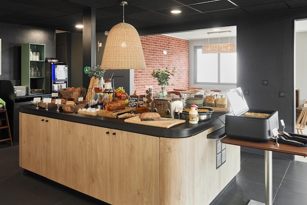 Se sirven desayunos y cocina francesa