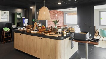 Se sirven desayunos y cocina francesa