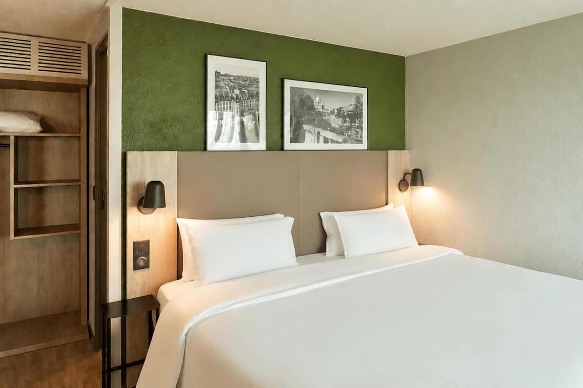 Ropa de cama de alta calidad, escritorio y cortinas blackout
