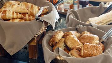 بوفيه فطور يوميًا بتكلفة قدرها (13.9 EUR للشخص)