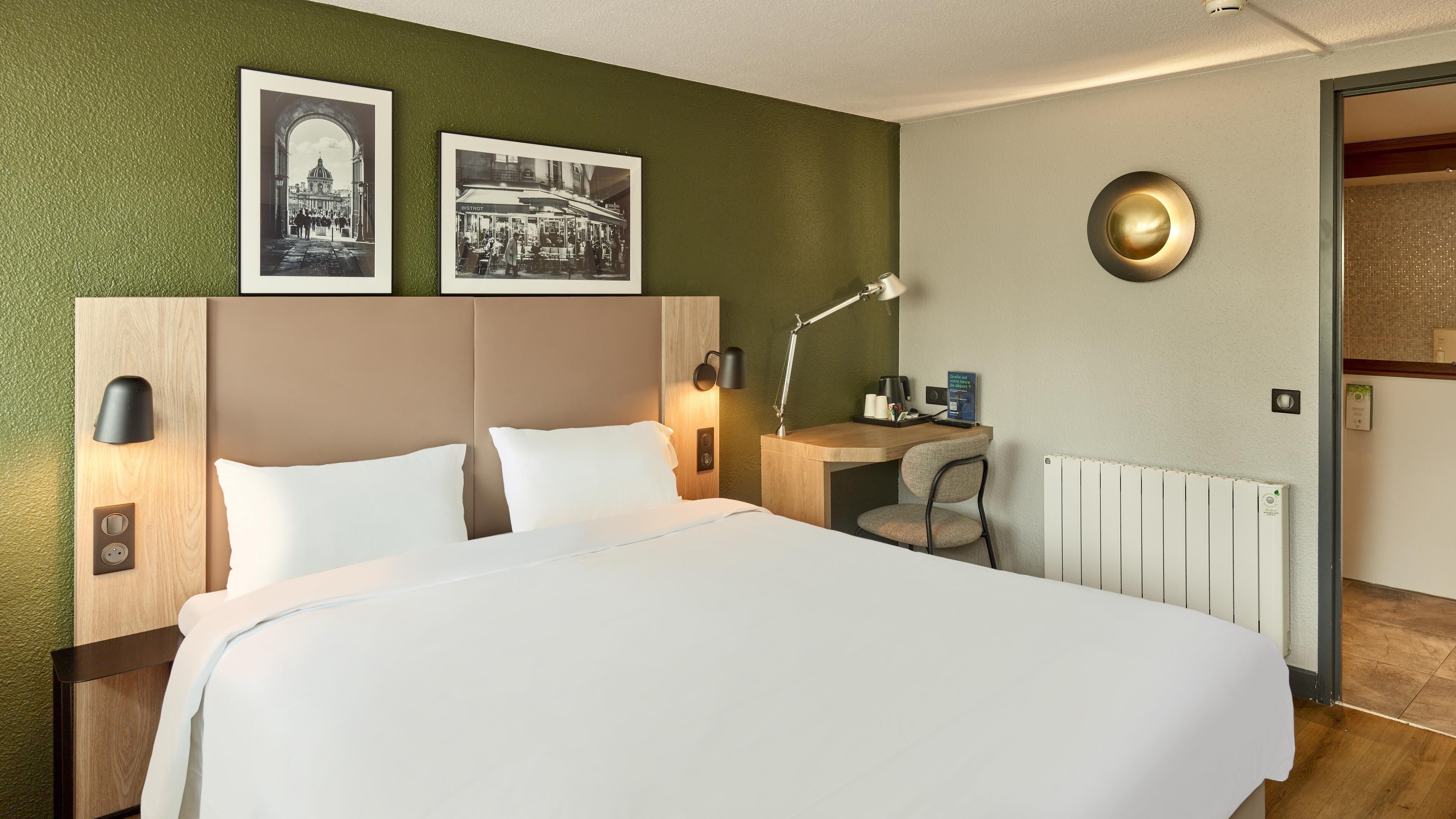 Standard Room, 1 Queen Bed | Premium bedding, desk, blackout drapes, iron/ironing board (on request)