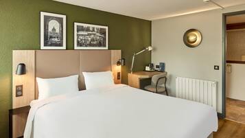 Standard Room, 1 Queen Bed | Premium bedding, desk, blackout drapes, iron/ironing board (on request)