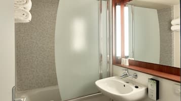 Ensemble baignoire-douche, articles de toilette écologiques