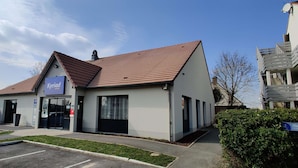 A modern hotel building with a red roof and a sign that reads "Kyriad Hotel". - Kyriad Fontenay Tresigny (Fontenay-Tresigny)